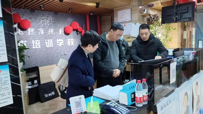 首先，想要参加北京教师资格证考试，你需要满足以下条件：